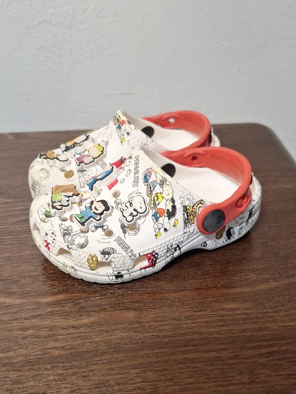 Crocs Kids White Peanuts Print Clog with Coral Strap Size 7 - Picture 2 of 7